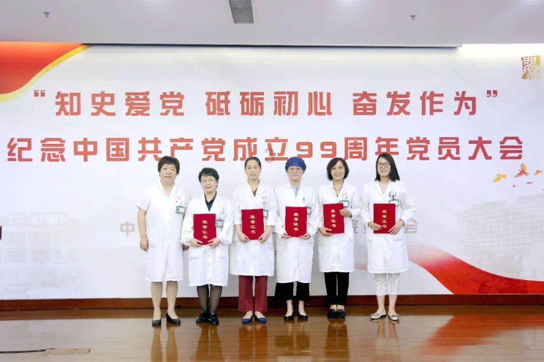 奥利维亚收养猫