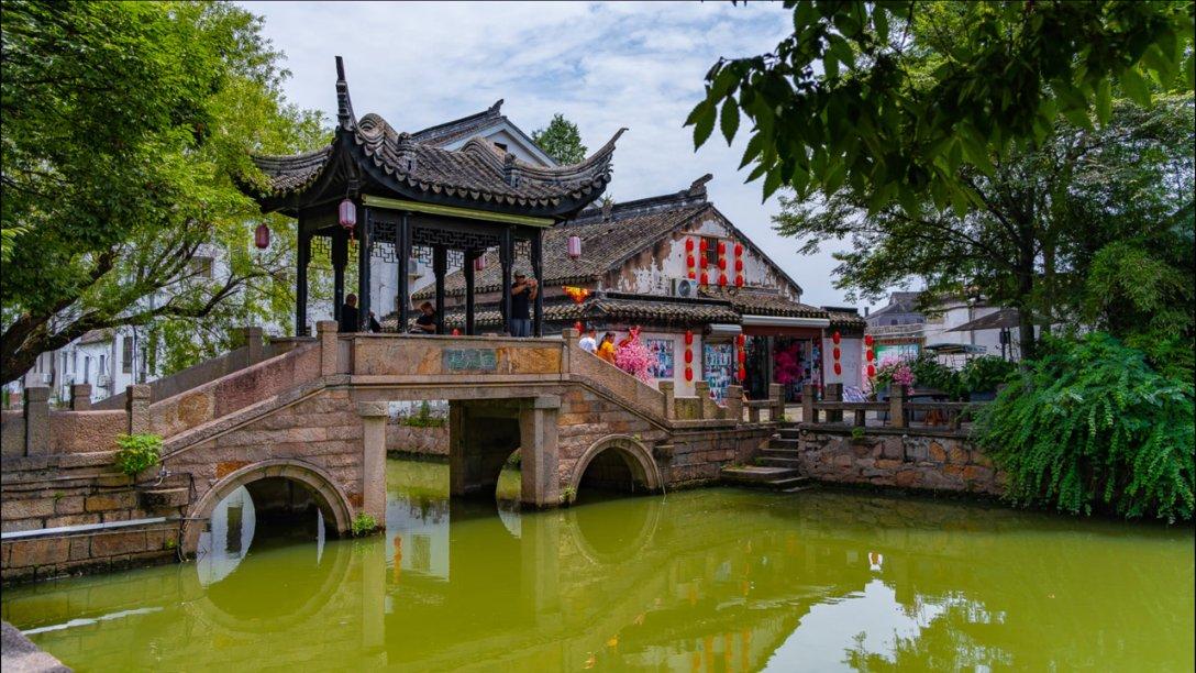 王彩桦女儿回应与妈妈亲吻：从小就喜欢，没被强迫